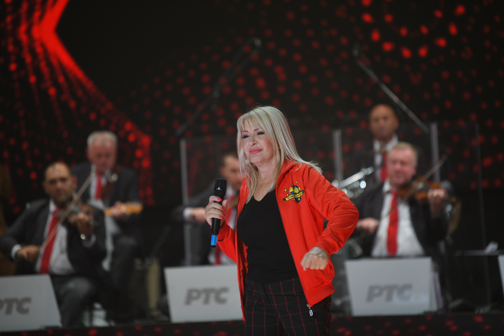 "Svakog dana me je tukao, a onda sam odlučila da odem za Beograd": Naša pevačica proživela pakao tokom detinjstva