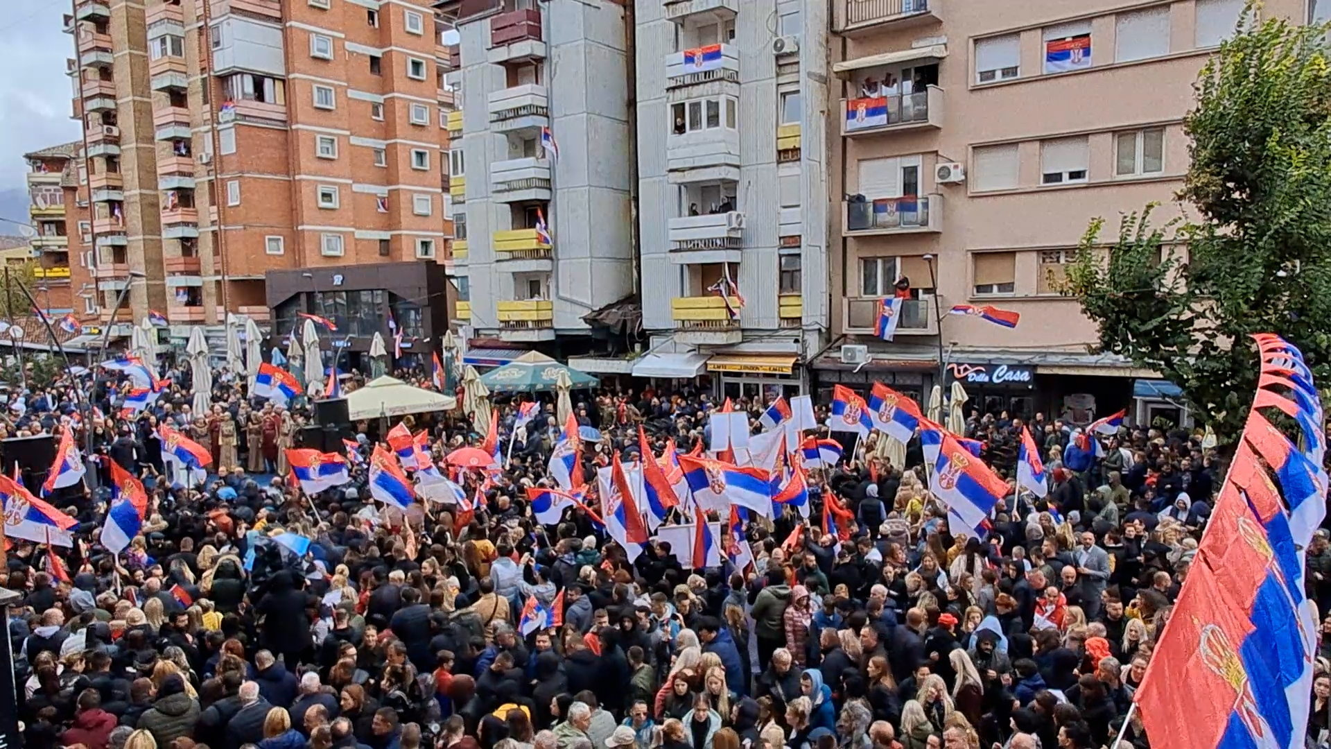 Atmosfera na mitingu Srba u Kosovskoj Mitrovici