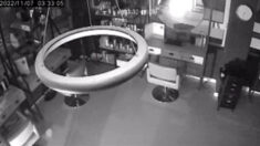 Snimak bacanja bombe na frizerski salon