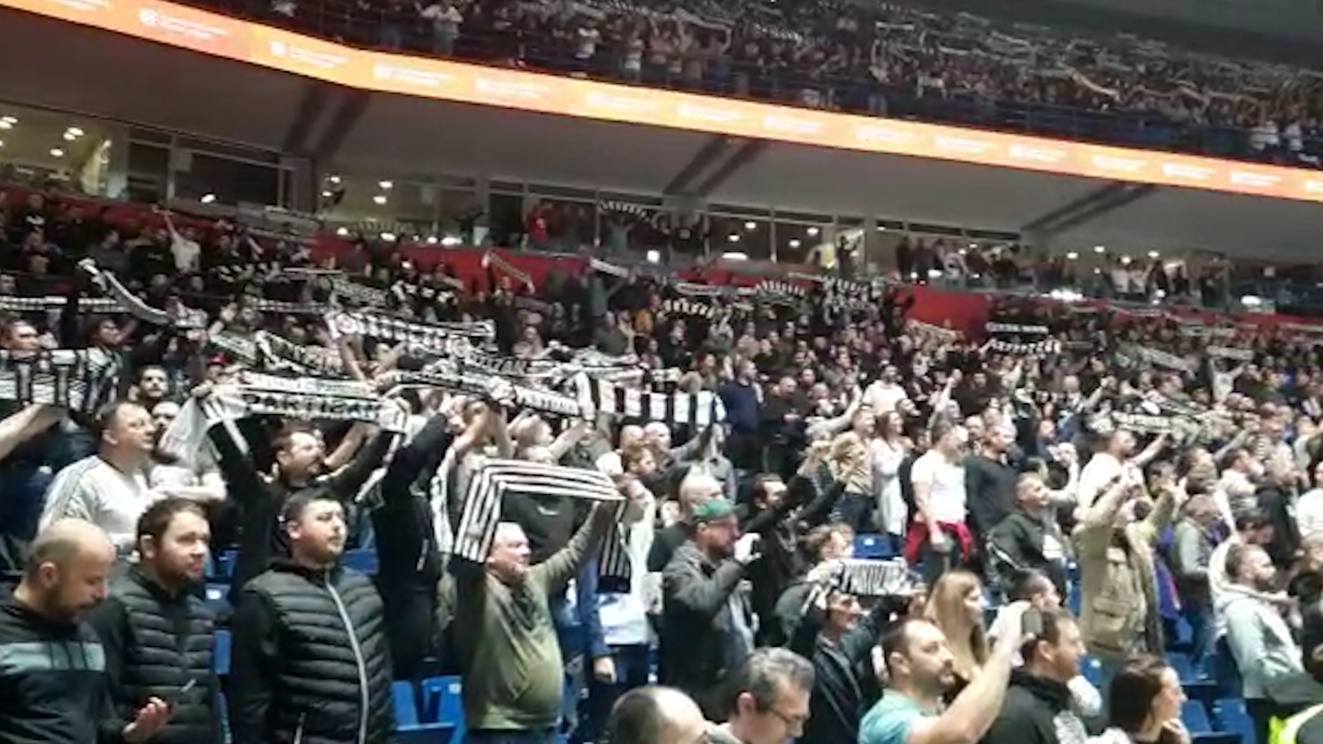 Partizanovi navijači i atmosfera u Arnei protiv Valensije