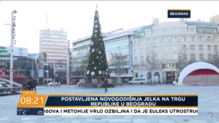 Postavljena novogodišnja jelka od 83.000 evra na Trgu republike u Beogradu