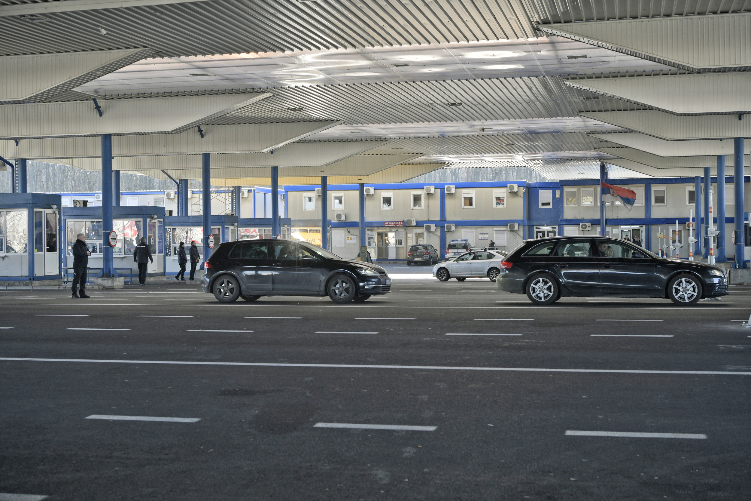 Vetar otežava vožnju, kamioni na granicama čekaju i do sedam sati