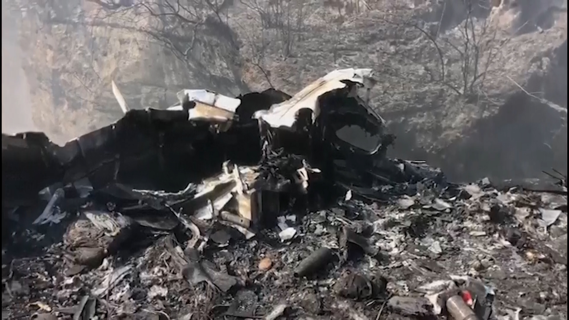 Spasioci pretražuju olupinu srušenog nepalskog aviona