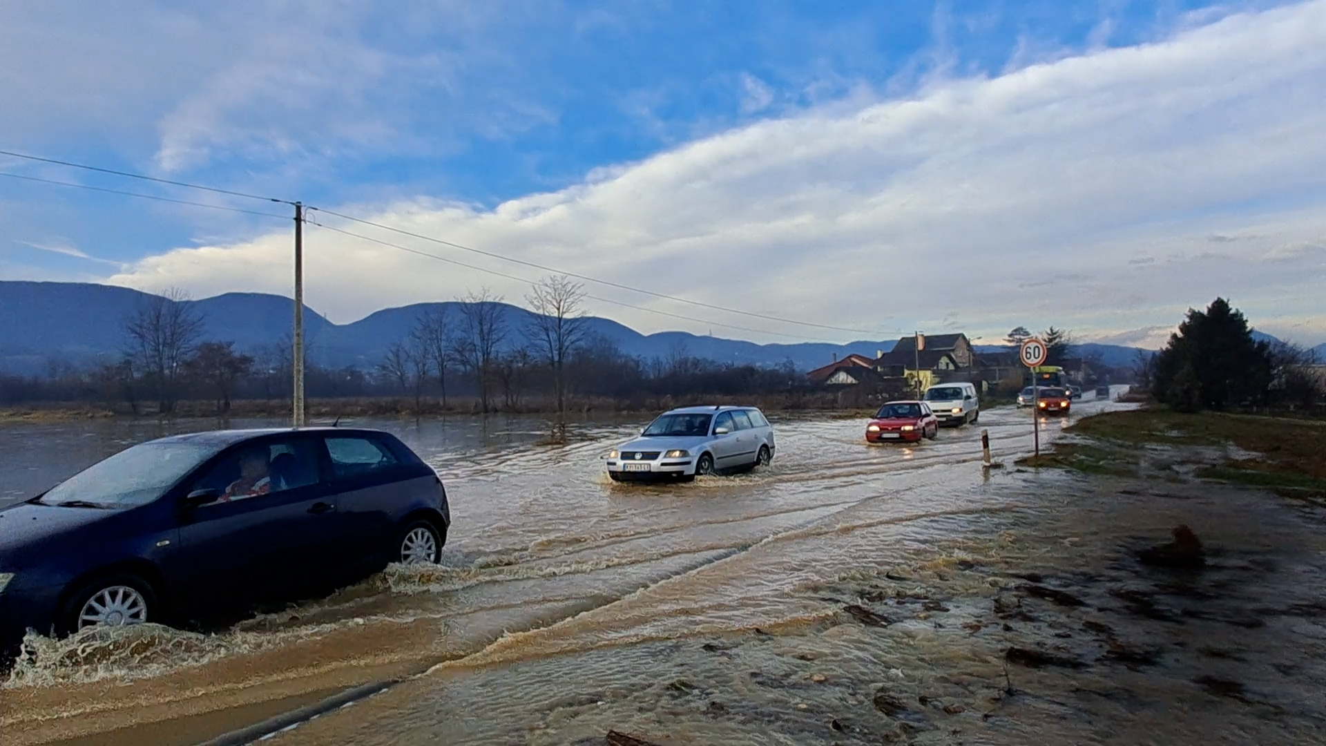 Magistralni put Kraljevo Čačak, u mestu Viljuša, poplavljen od jutros