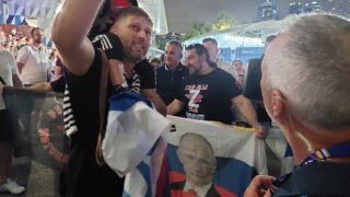 Srđan Đoković se slika s navijačem i ruskom zastavom. Na zastavi je lik Vladimira Putina