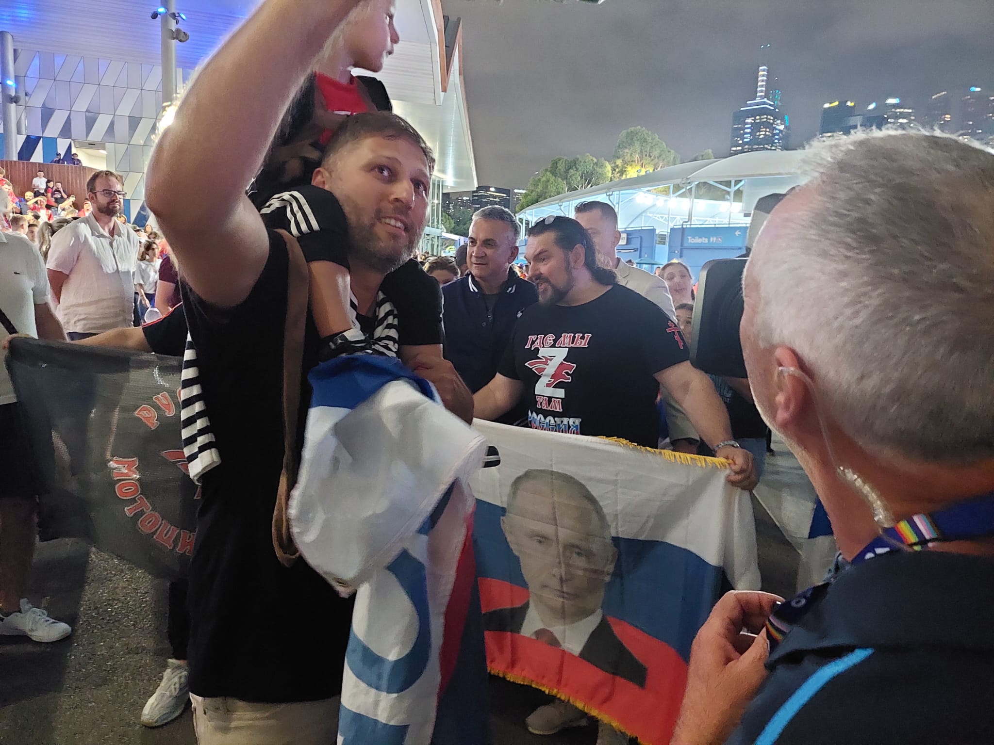 Srđan Đoković se slika s navijačem i ruskom zastavom. Na zastavi je lik Vladimira Putina
