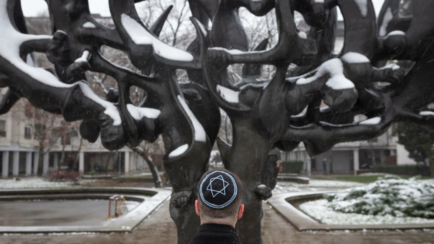 Slika broj 1659556. Članovi PSG položili venac na Spomenik žrtvama nacističkog genocida