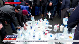 Šumadijski mlekari nezadovoljni prosipali mleko na ulice