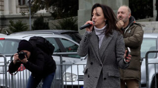 Novinarka Miljana Nešković na protestu protiv femicida na platou ispred Narodne skupštine
