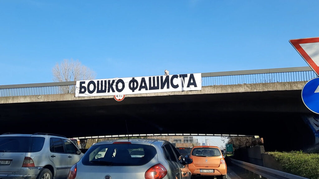 Natpisi protiv opozicije na autoputu
