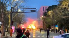 Navijači Crne Gore zapalili baklje dok prolazi bus Srbije