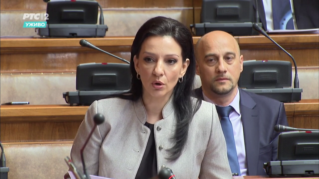 Marinika Tepić postavlja pitanja u Skupštini