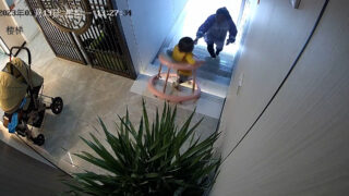Žena je u poslednji čas spasila bebu da se ne surva niz stepenice