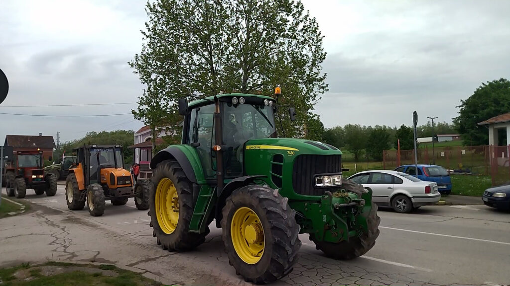 Protest Poljoprivrednika traktori u Raci