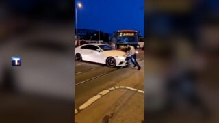„Mercedesom“ krenuo na saobraćajca tokom protesta