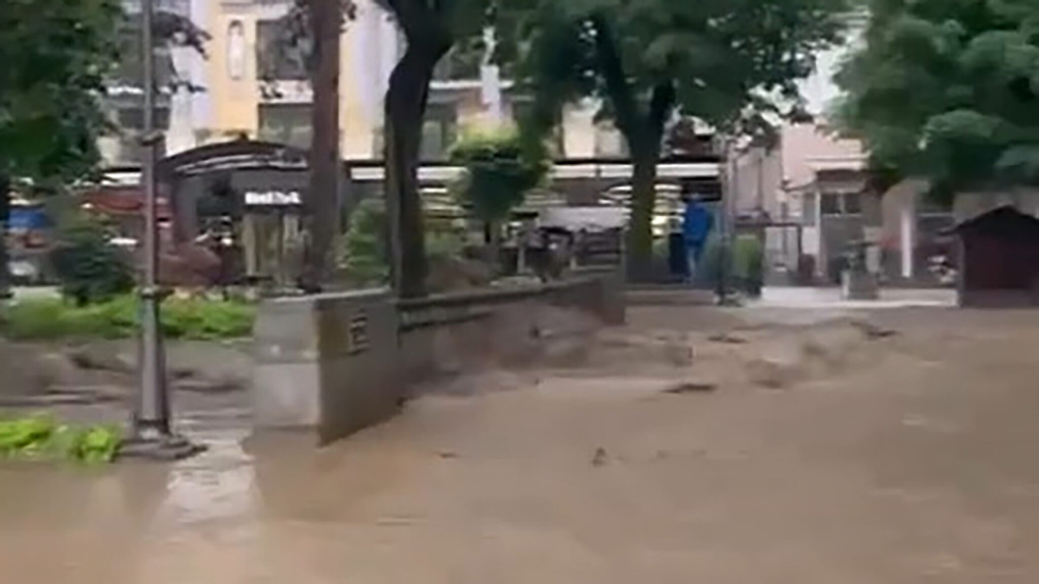 Snimci katastrofalne poplave u Vrnjačkoj banji VIDEO