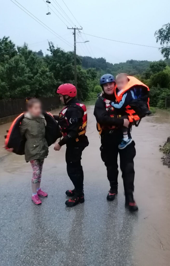 Евакуација због поплава у Крушевцу, Чачку и Јагодини – спасена и деца