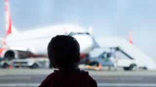 dečak i avion
