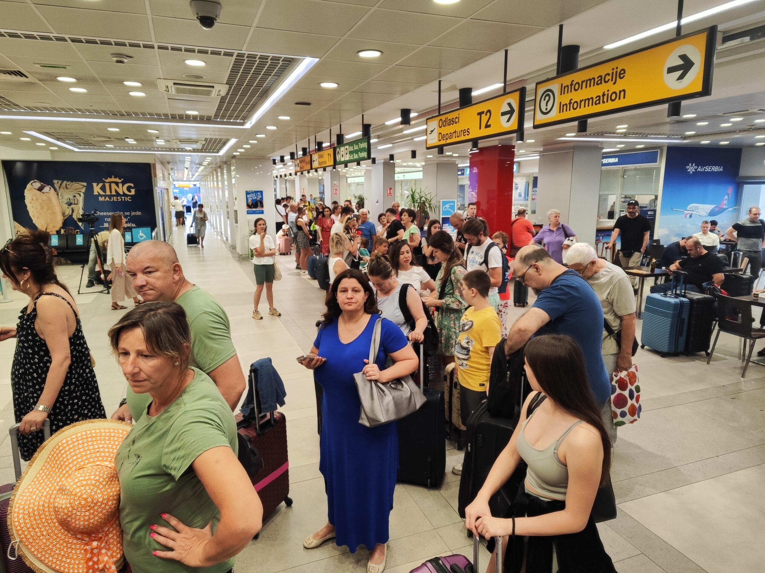 Šta se zapravo dešava na beogradskom aerodromu i zašto su gužve ogromne? U toku je tihi štrajk, radnici umesto da ubacuju kofere „surfuju“ po telefonima VIDEO