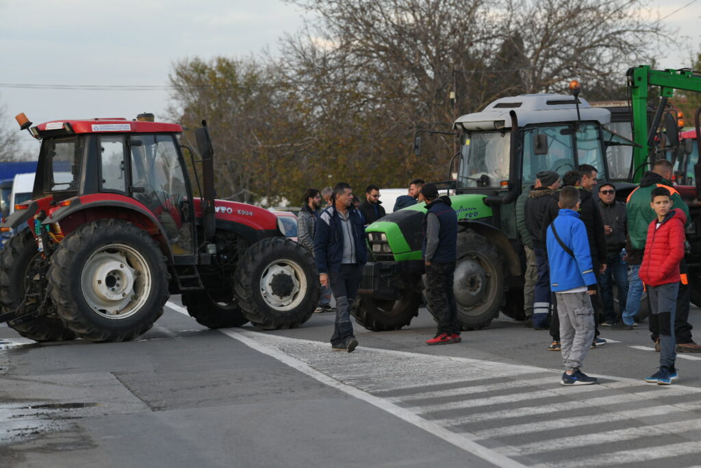 Poljoprivrednici traktorima blokirali put