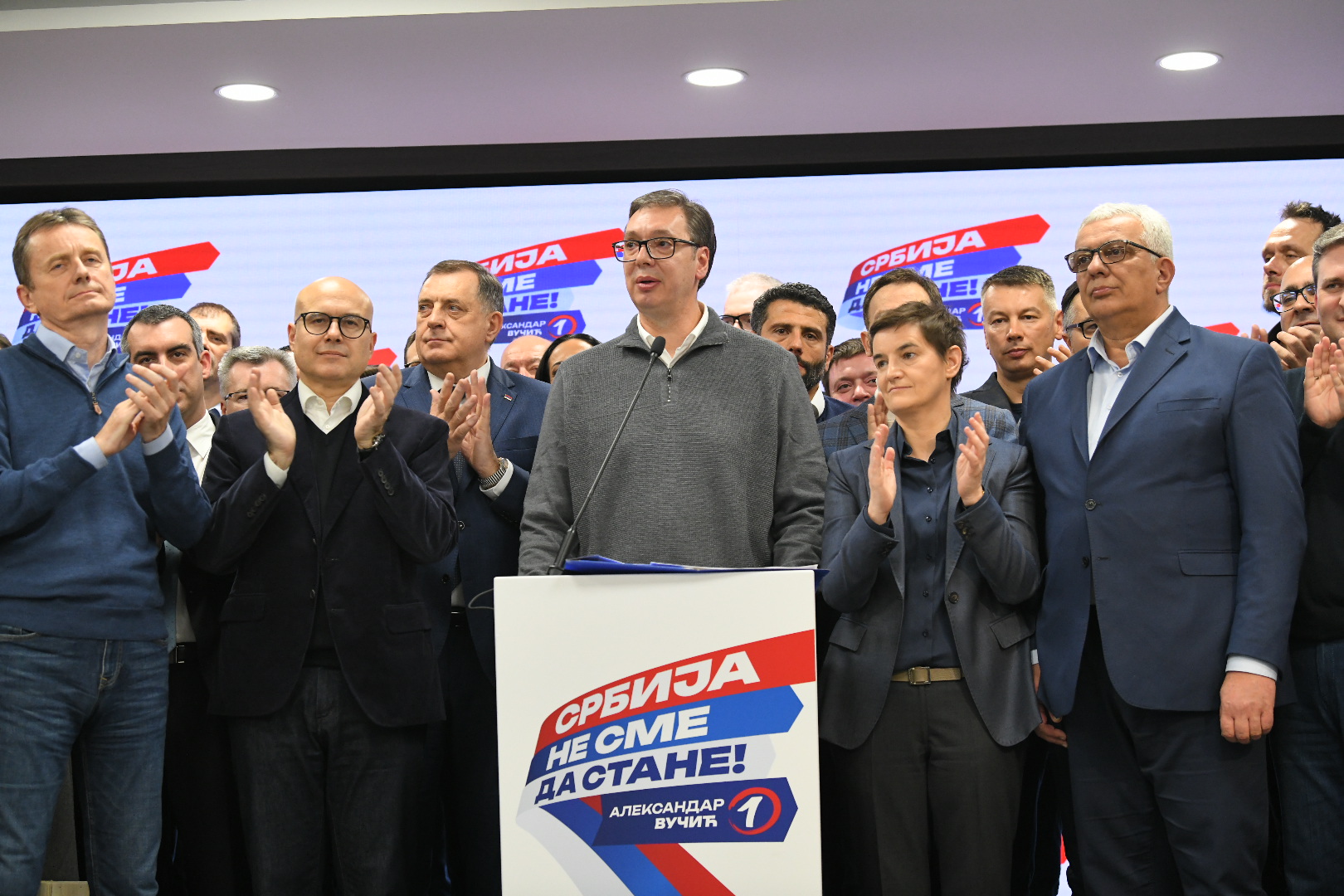 Vučić deve negoziare con l’opposizione o annullare le elezioni