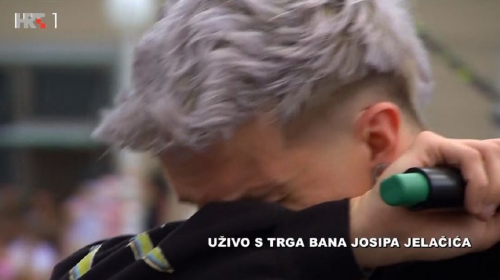 Baby Lasagna piange nel centro di Zagabria: viene accolto da migliaia di persone