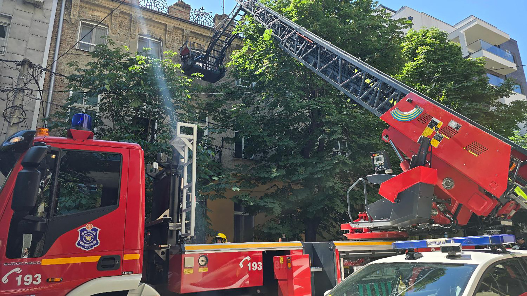 Gore magacini, bukti požar u industrijskoj zoni Novom Pazaru: Ekipe Hitne pomoći na terenu, zaposlenima se ukazuje pomoć