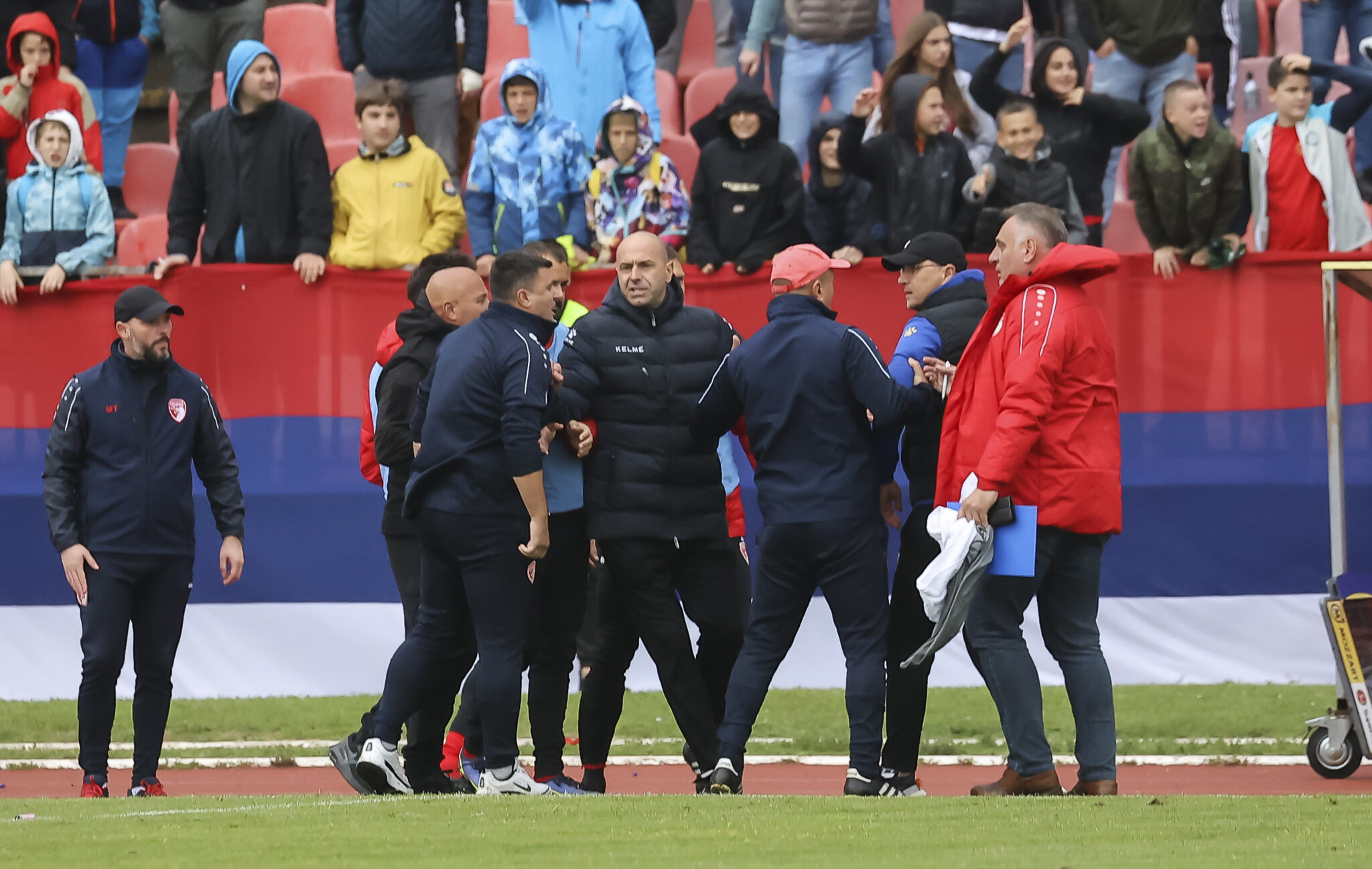 VIDEO Derbi Superlige morao da se prekida, umalo izbila tuča trenera 