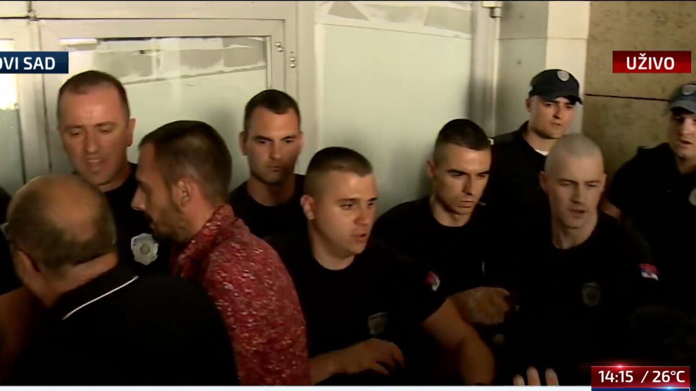 Haos na Novosadskom sajmu: Aktivisti pokušavaju da uđu u SNS kol centar, guraju se sa policijom na vratima VIDEO