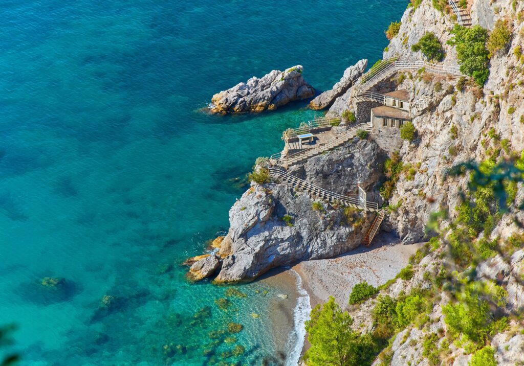 Panoramski pogled na plažu na Amalfi obali