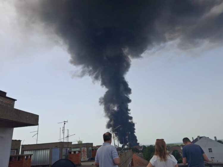 Veliki požar u Šidu, odjekuju i eksplozije: Vatra zahvatila fabriku za boje i lakove