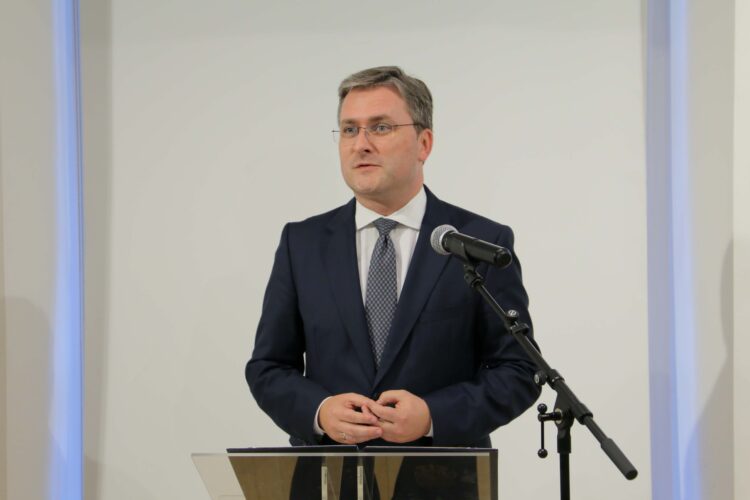 Nikola Selaković u Parizu otvorio izložbu Sport u umetnosti. Umetnost sporta