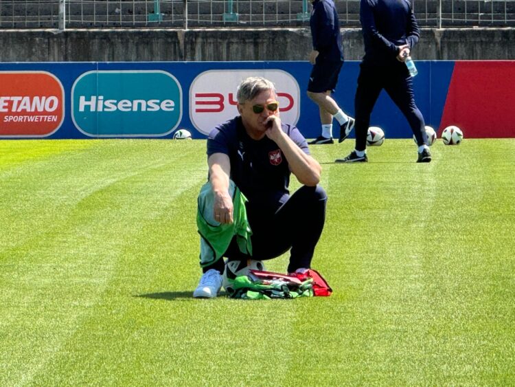 Dragan Stojković Piksi sedi na lopti tokom treninga reprezentacije Srbije na EURO 2024