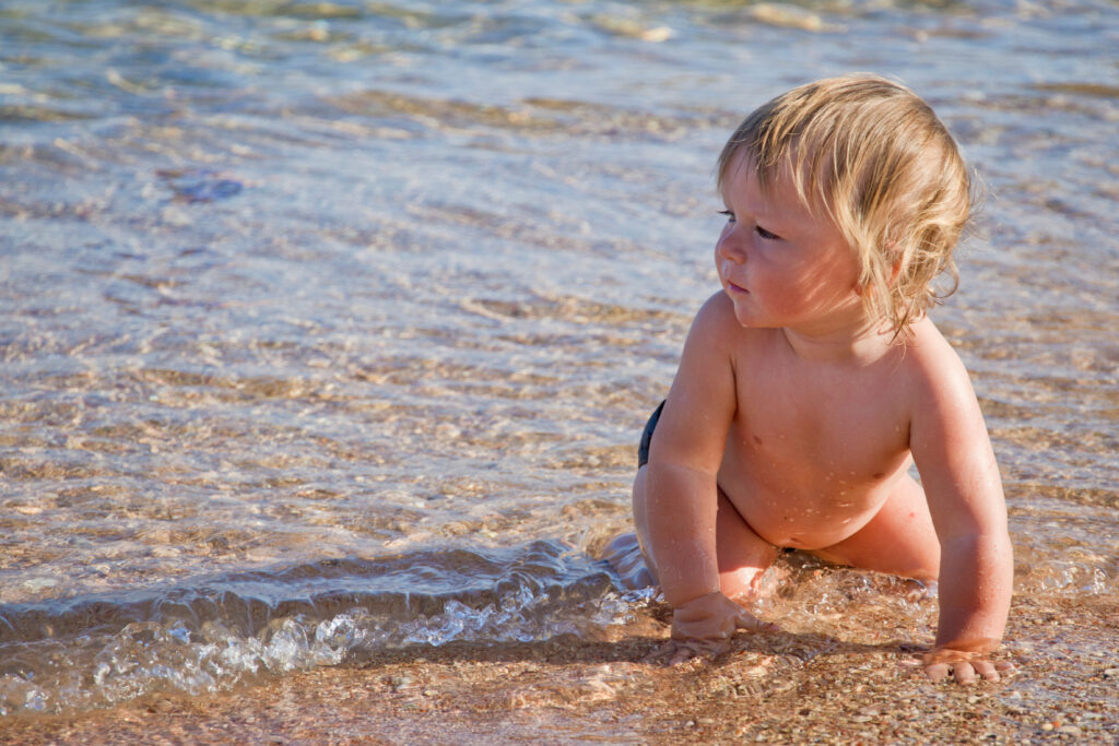 bebe na plaži