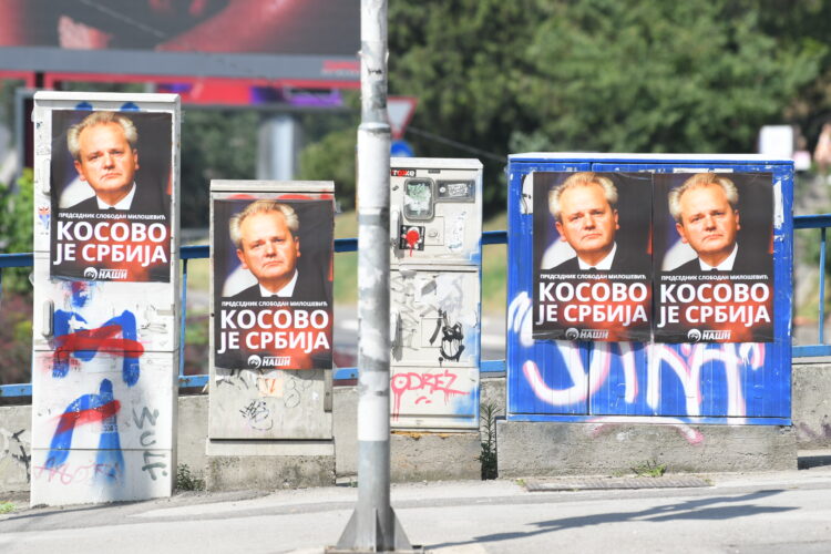 Plakati sa likom Slobodan Miloševića i natpisom Kosovo je Srbija