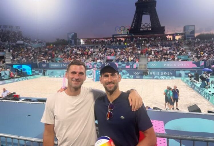 Novak i Marko Đoković gledaju odbojku na pesku u Parizu na Olimpijskim igrama 2024