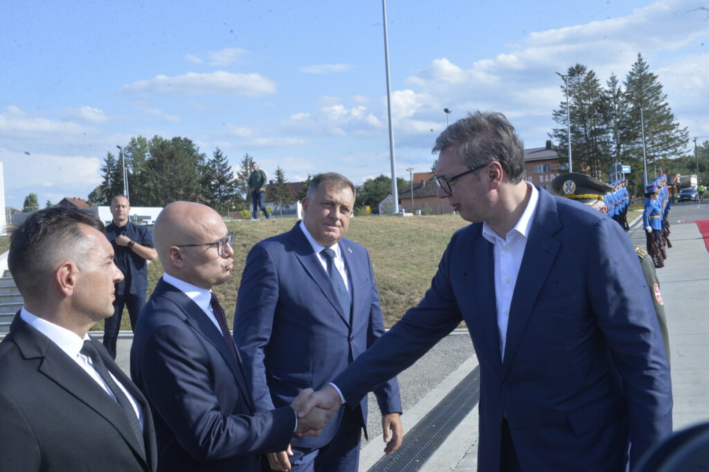 Aleksandar Vučić, Loznika, kasarna