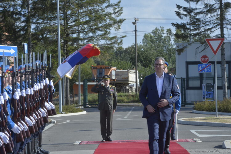 Aleksandar Vučić, Loznika, kasarna