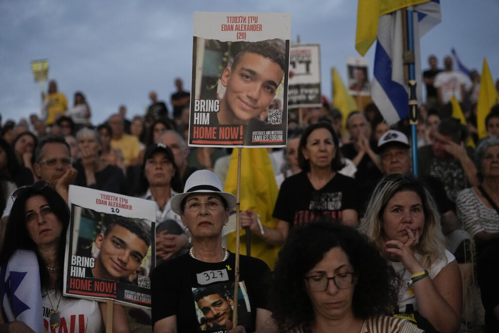 Rođaci talaca protestuju kod granice sa Gazom Foto: AP Photo/Tsafrir Abayov