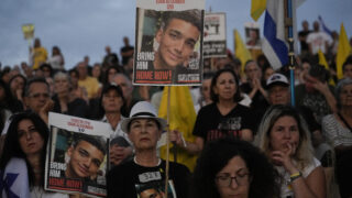 Rođaci talaca protestuju kod granice sa Gazom Foto: AP Photo/Tsafrir Abayov