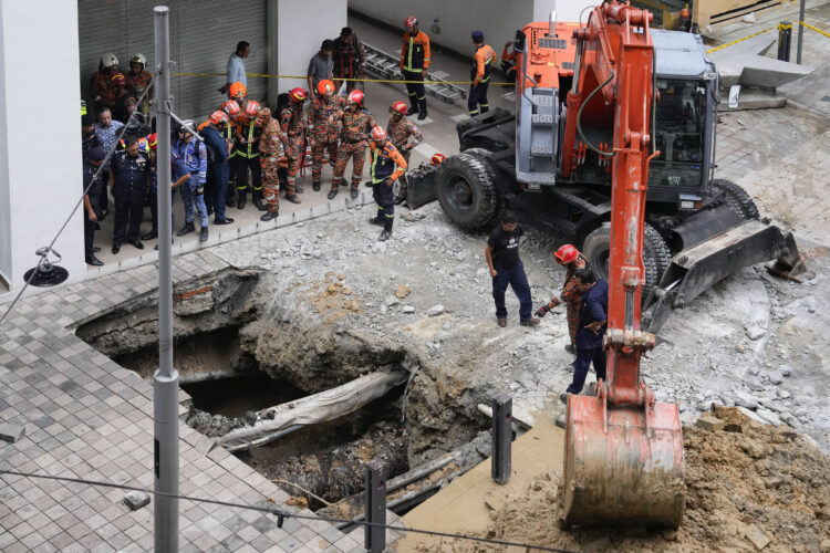 Spasioci kod rupe u Kuala Lumpuru Foto: Tanjug/AP Photo/Vincent Thian