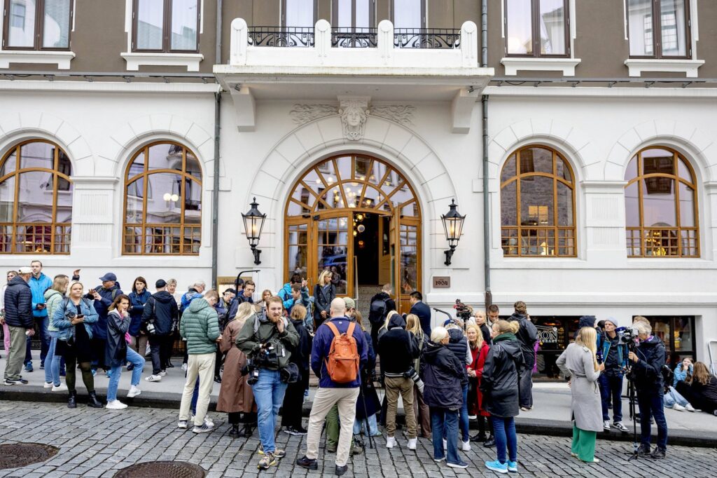 Ljudi se okupljaju ispred hotela gde će se održati venčanje norveške princeze