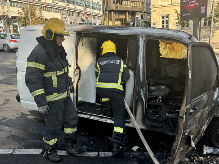 Zapaljen kombi, automobil koji prevozi novac, pare kod Vaznesenjske crkve