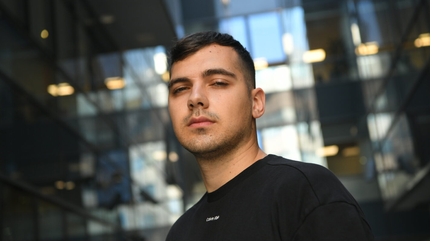 Ponovo pokušaj krađe: Nepoznati počinioci drugi put obili automobil našeg pevača