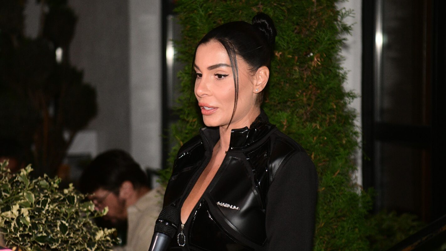 Mia Borisavljević pokazala novogodišnju bajku u njenom domu: Pevačica platila dekorisanje, pa oduševila pratioce (FOTO)