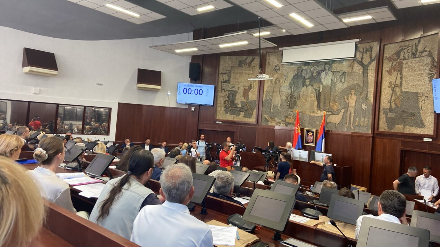 „Besplatna verzija“ demokratije u Čačku: SNS odbio amandmane jer su prošli kroz veštačku inteligenciju