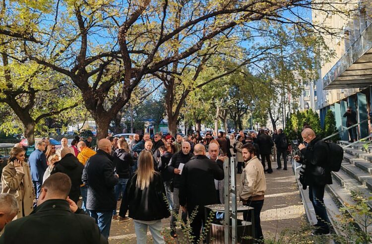 Počeo protest zbog hapšenja Gorana Ješića: Građani se okupili ispred zgrade suda u Novom Sadu, čekaju njegovo saslušanje FOTO