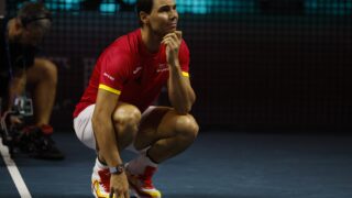 Rafael Nadal gleda poruke