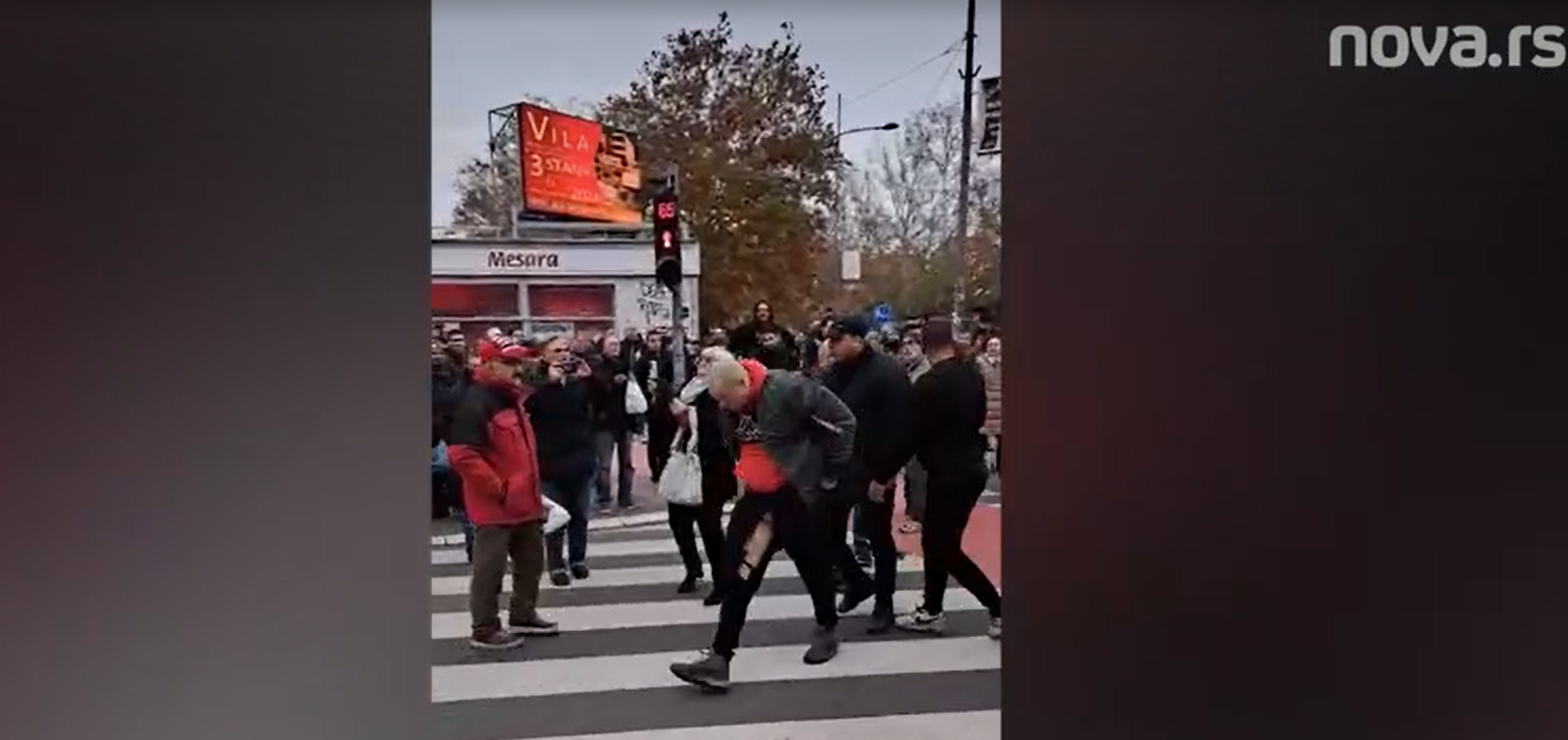 Pogledajte trenutak kad su iz sukoba sa građanima u Novom Sadu batinaši izašli pocepani. Doslovno VIDEO