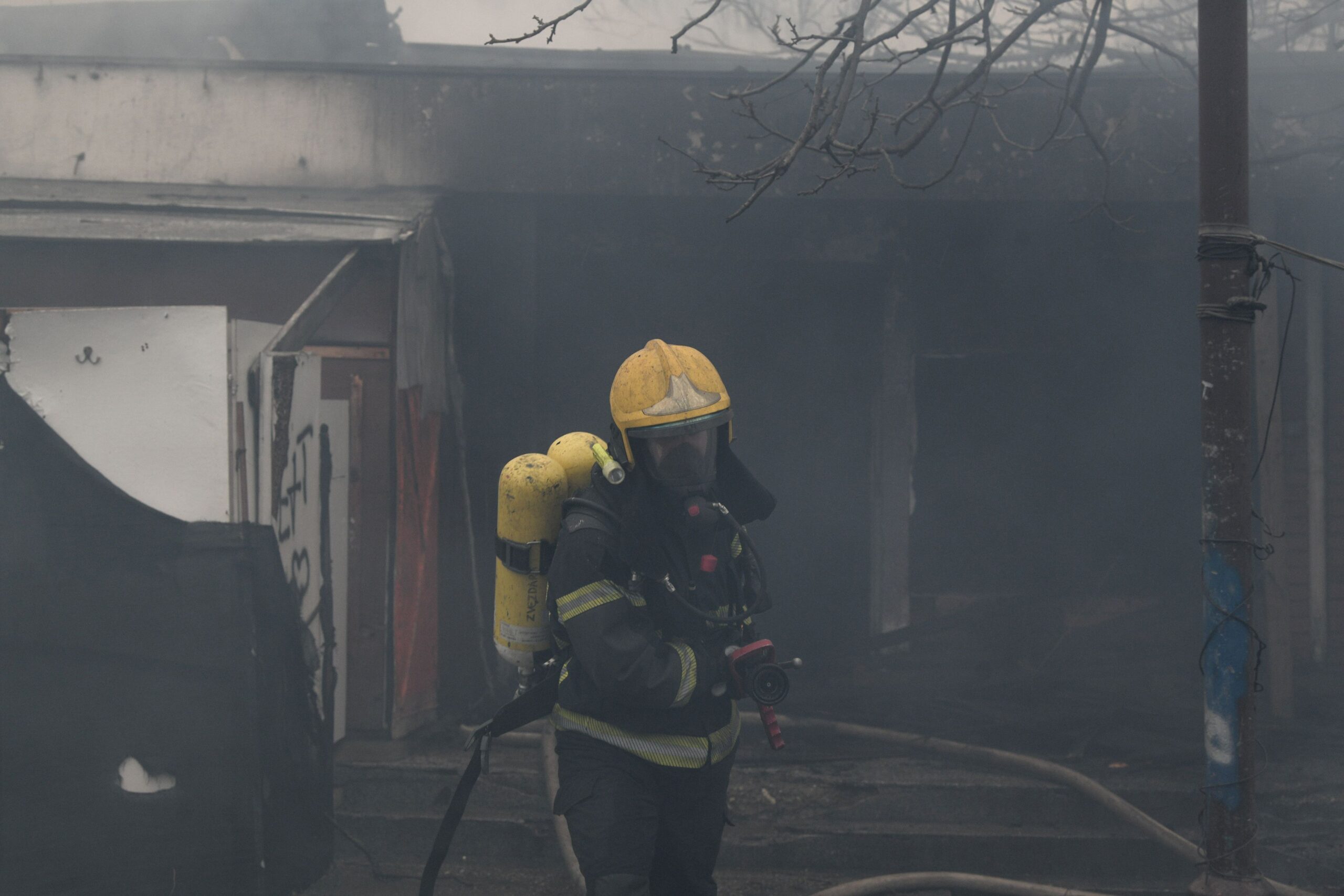 Dramatični snimci iz Novog Pazara: Vatrogasci se bore sa požarom, gore magacini sa tekstilom VIDEO